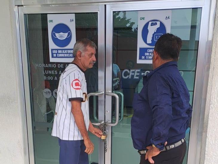 Encadenan acceso a oficinas de CFE tras 6 días sin luz en Las Choapas