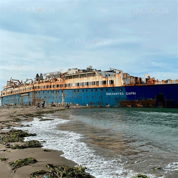 En esta playa de Veracruz está abandonado un barco más grande que el Titanic