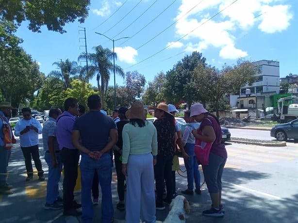 Bloquean Circuito Presidentes en Xalapa; exigen reparar calle y redes de servicio de agua