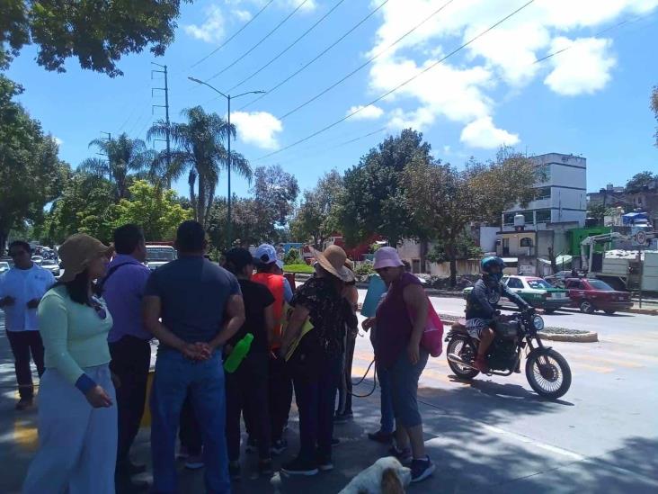 Bloquean Circuito Presidentes en Xalapa; exigen reparar calle y redes de servicio de agua