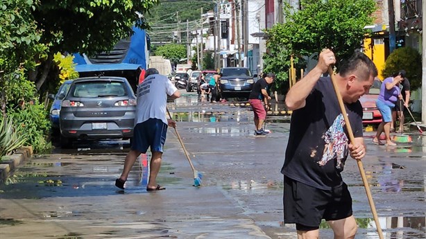 Aguas negras inundan fraccionamiento de Poza Rica y causan grave problema sanitario