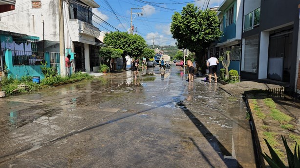 Aguas negras inundan fraccionamiento de Poza Rica y causan grave problema sanitario