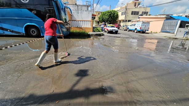 Aguas negras inundan fraccionamiento de Poza Rica y causan grave problema sanitario