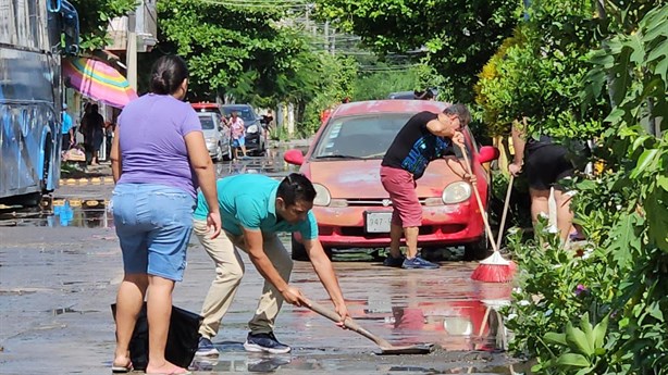 Aguas negras inundan fraccionamiento de Poza Rica y causan grave problema sanitario