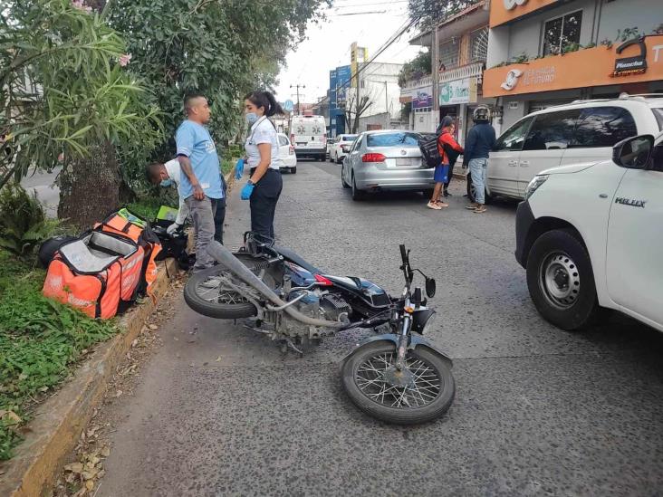 Motociclista choca contra un auto en la avenida Américas, de Xalapa