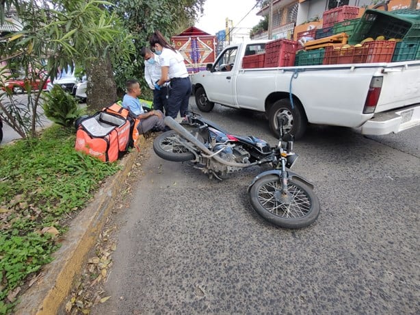 Motociclista choca contra un auto en la avenida Américas, de Xalapa