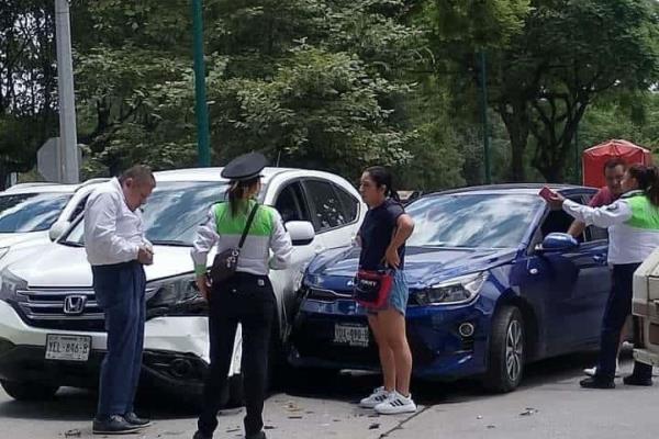 Un auto y una camioneta chocan en Xalapa, en Ruiz Cortines y Acueducto