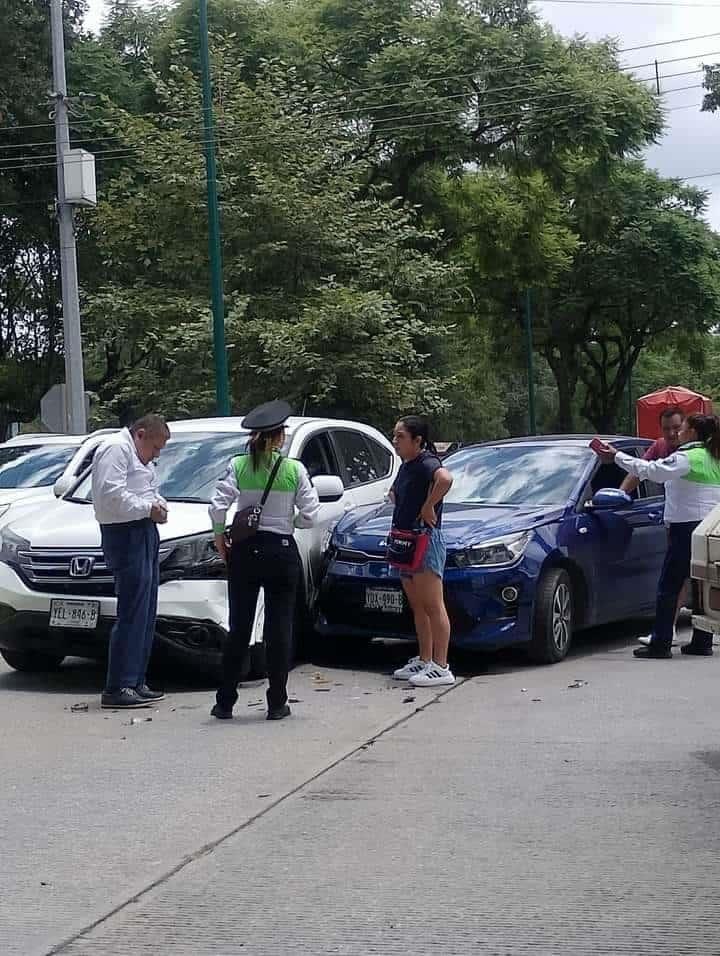 Un auto y una camioneta chocan en Xalapa, en Ruiz Cortines y Acueducto