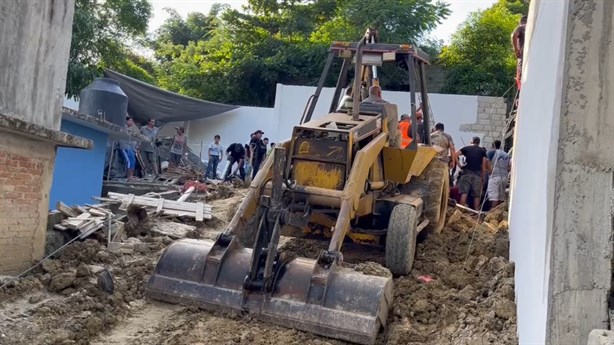 Rescatan a albañiles que quedaron sepultados en Tihuatlán