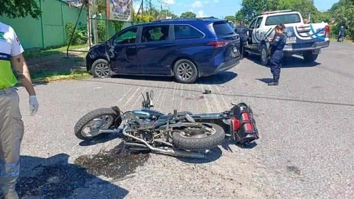 Motociclista resulta lesionado al impactarse contra una camioneta en Mata Clara, Cuitláhuac