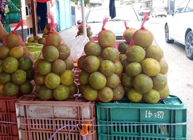 Por alta costo de la naranja, prefieren vender jugo de piña en Minatitlán