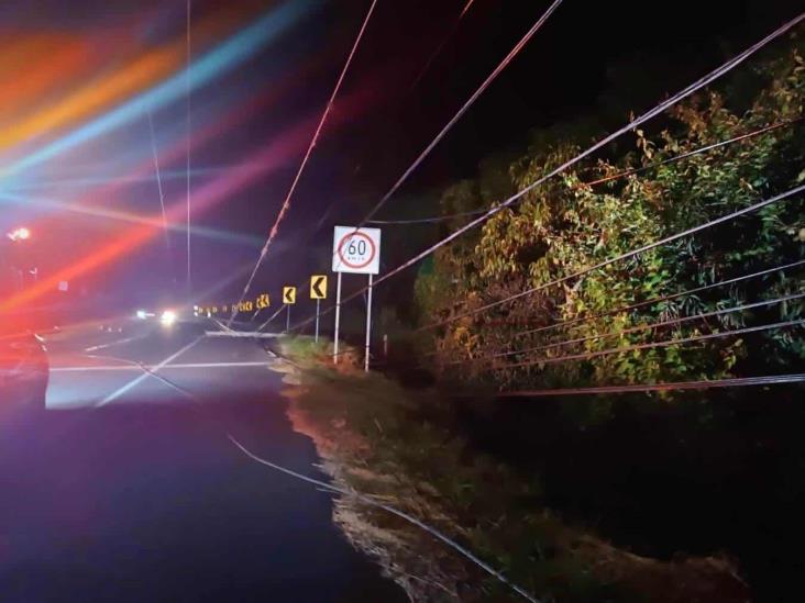 Accidente sobre la Xalapa-Veracruz deja sin luz a localidad de Emiliano Zapata