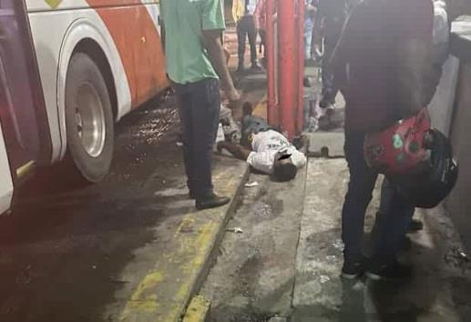 Agraden a golpes a un hombre dentro de central camionera de Cotaxtla