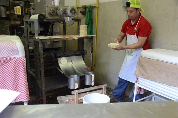 Ventas de tortilla se mantiene en Veracruz; son esenciales para la población