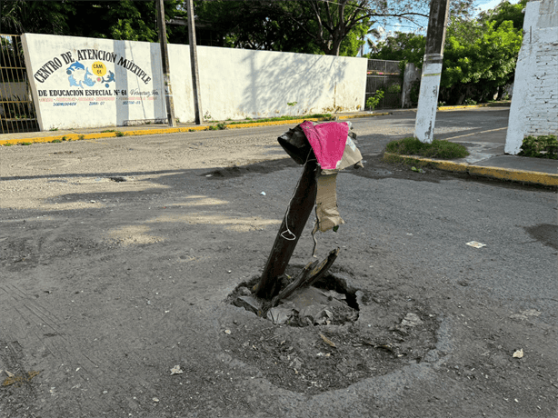 Vecinos de Playa Tortuga exigen reparación de hoyo gigantesco en la calle