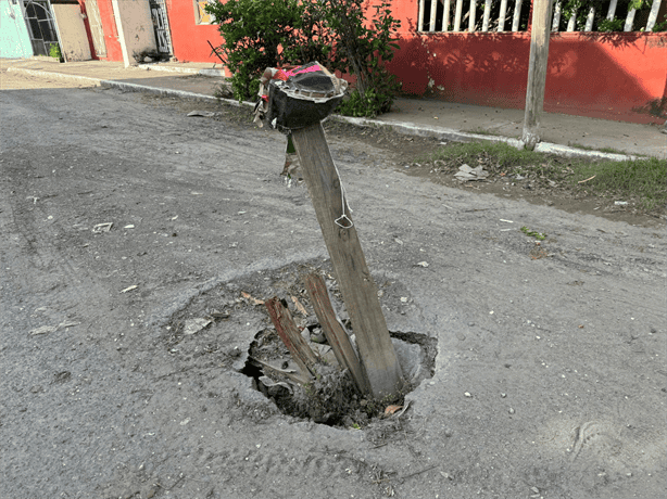 Vecinos de Playa Tortuga exigen reparación de hoyo gigantesco en la calle