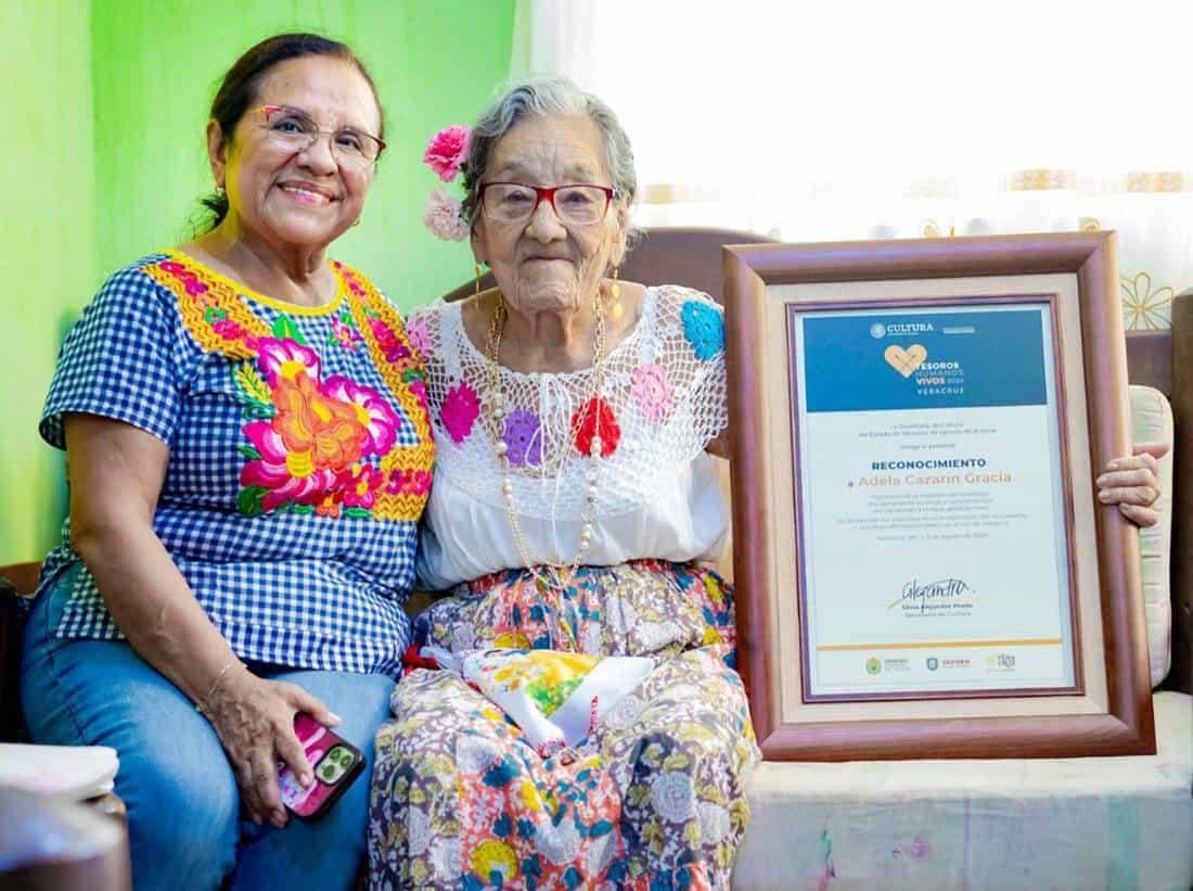 Minatitlán Rinde Homenaje a su Tesoro Cultural: Adela Cazarín Gracia