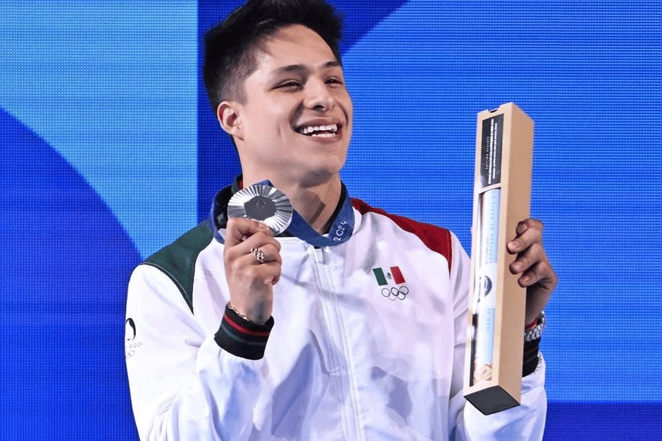 Clavadista mexicano Osmar Olvera avanza a semifinales de París 2024