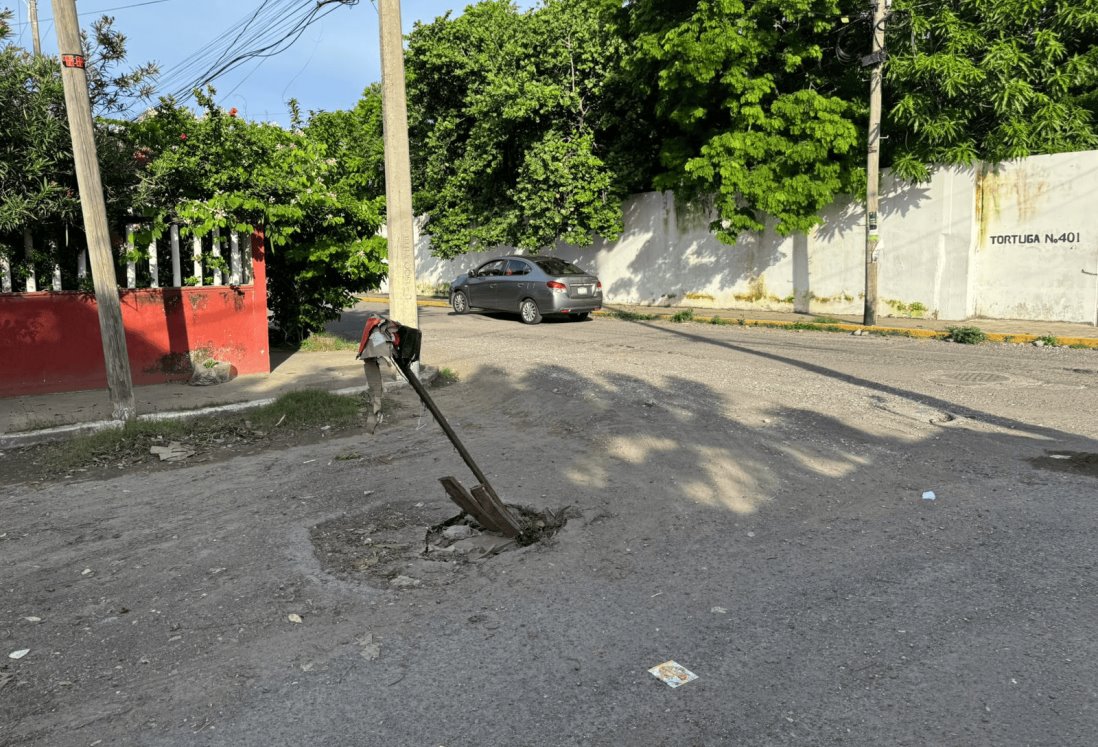 Vecinos de Playa Tortuga exigen reparación de hoyo gigantesco en la calle