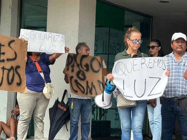 Se manifiestan en oficinas de CFE para exigir medidores en colonia de Veracruz | VIDEO