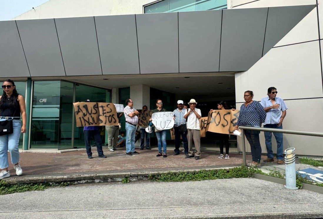 Se manifiestan en oficinas de CFE para exigir medidores en colonia de Veracruz | VIDEO