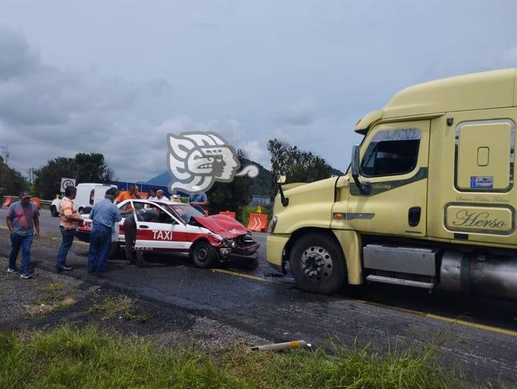 Taxi de Orizaba se brinca el camellón y se accidenta contra Torton en la Autopista Puebla-Córdoba (+Video)