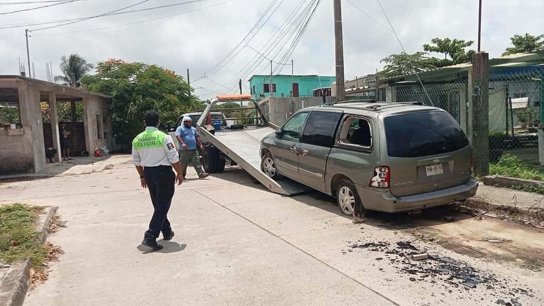 Tránsito cumple con retiro de vehiculos maceta en Nanchital