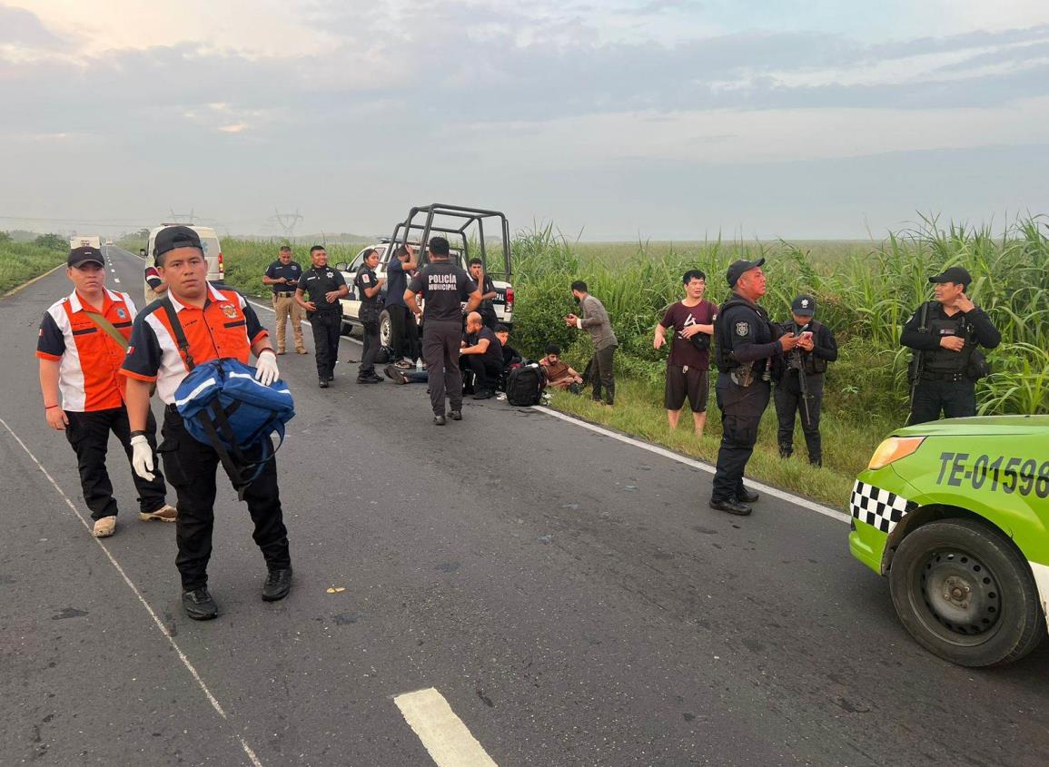 Vuelca camioneta con migrantes árabes y chinos en carretera Las Matas