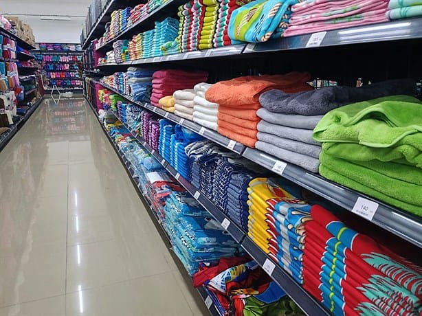 Tiendas chinas acaparan en plazas y el centro de Coatzacoalcos ¿desplazan al comercio local?
