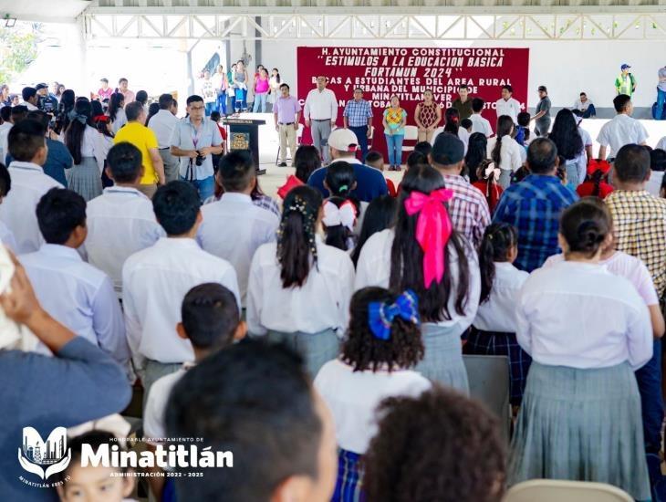 Entregan 942 Becas a Estudiantes de la Zona Rural de Minatitlán