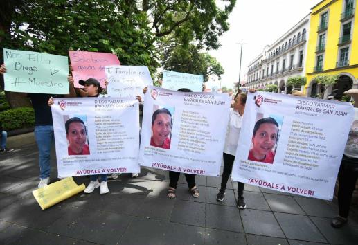 Maestro de Álamo sale a comprar y desaparece; su familia protesta en Xalapa