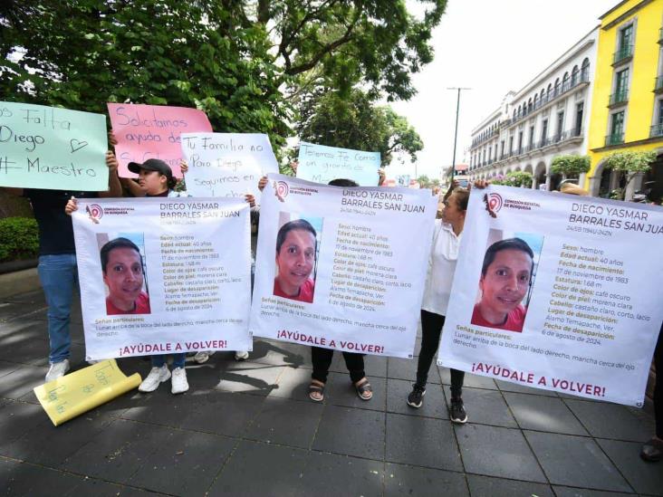 Maestro de Álamo sale a comprar y desaparece; su familia protesta en Xalapa