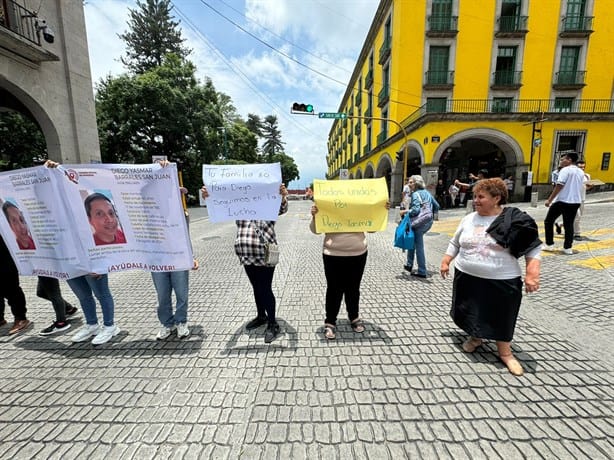 Maestro de Álamo sale a comprar y desaparece; su familia protesta en Xalapa