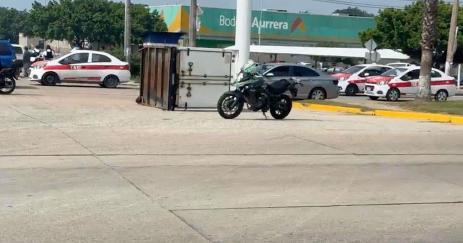 Se le desprende caja a camioneta frente a la Central de Abastos de Minatitlán