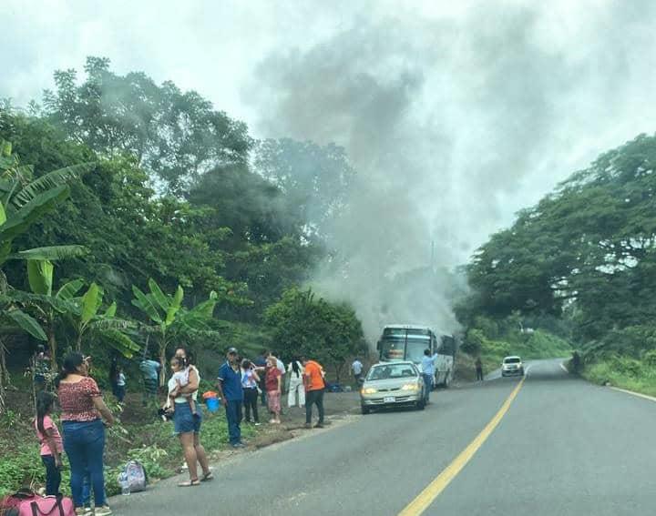 Se incendia autobús de pasajeros en Hueyapan, Veracruz