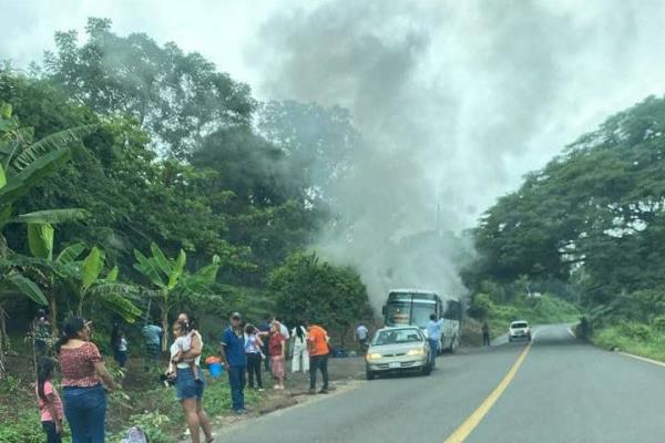 Se incendia autobús de pasajeros en Hueyapan, Veracruz