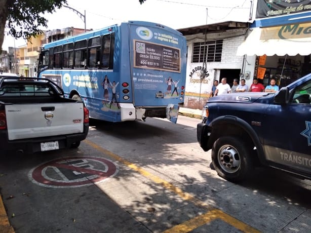 Grúa de tránsito se pasa la preferencia y genera accidente en el centro de Córdoba