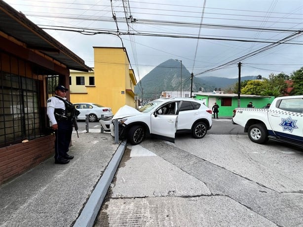 Auto deportivo a toda velocidad se estrella en Orizaba cerca del cementerio