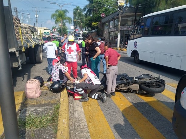 Fuerte choque entre taxi y moto en Córdoba deja dos heridos