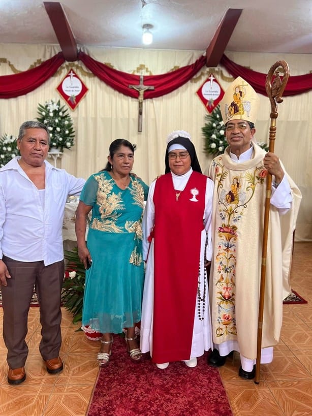 Con el obispo de Papantla, hermana Natalia Iveth celebra sus votos perpetuos