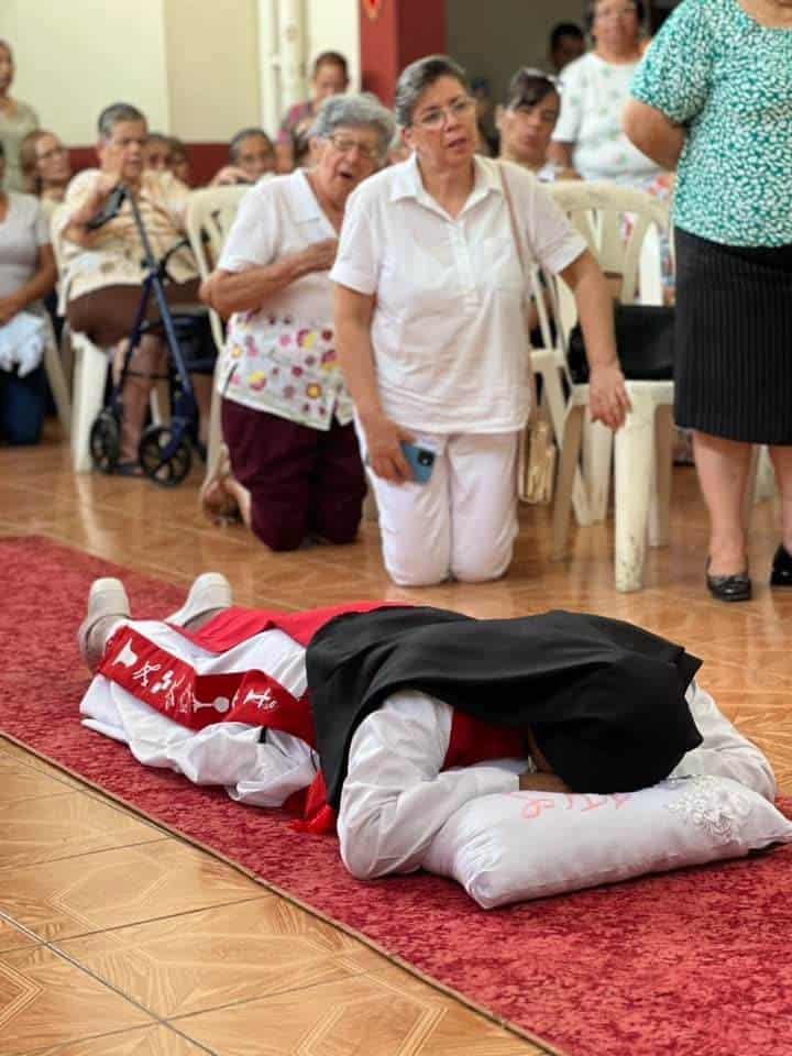 Con el obispo de Papantla, hermana Natalia Iveth celebra sus votos perpetuos