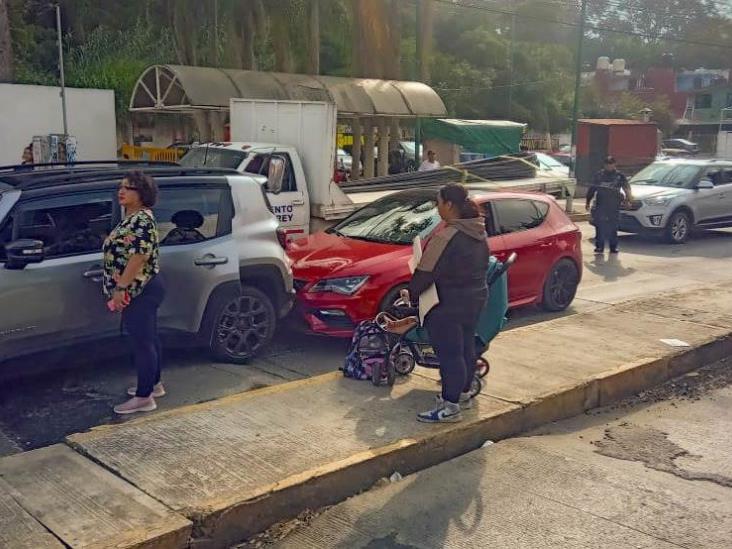 Choque por alcance de dos autos en la avenida Rébsamen, en Xalapa