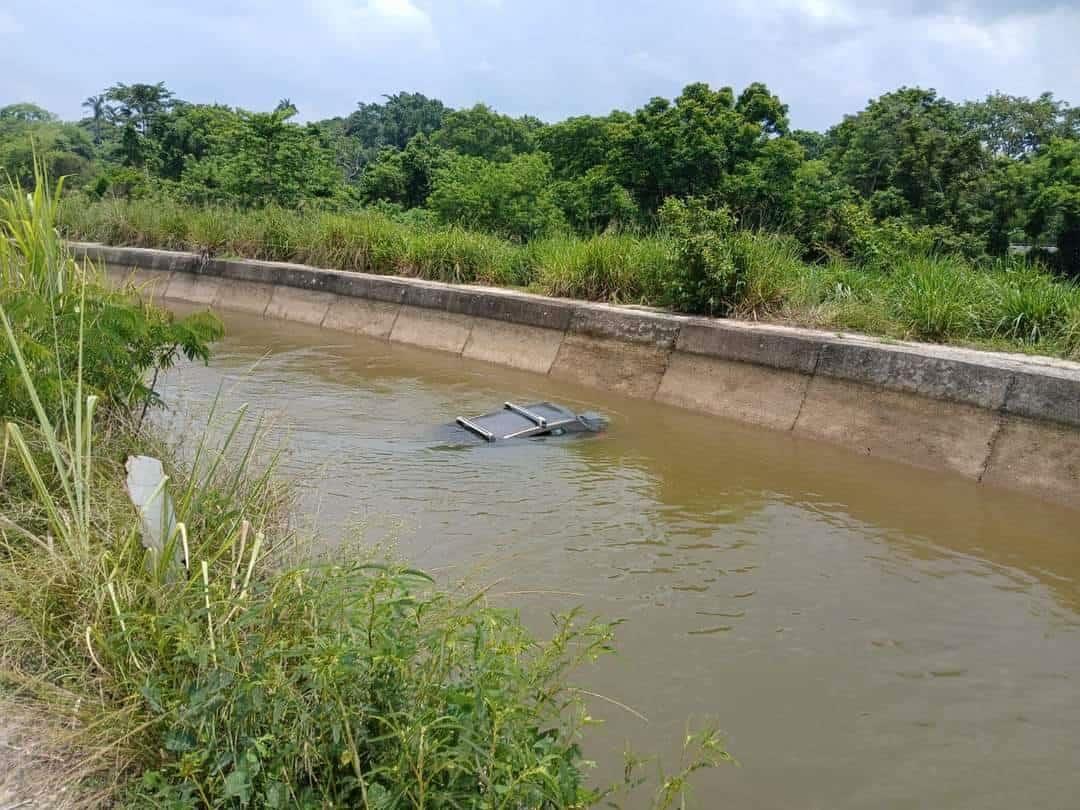 Camioneta termina en canal de la Conagua en Moloacán