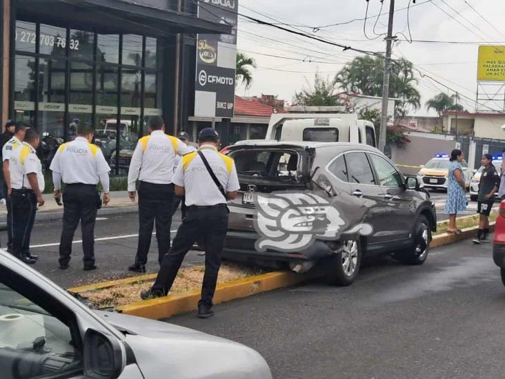 Autobús y camioneta chocan en Orizaba y causan cierre de vialidad