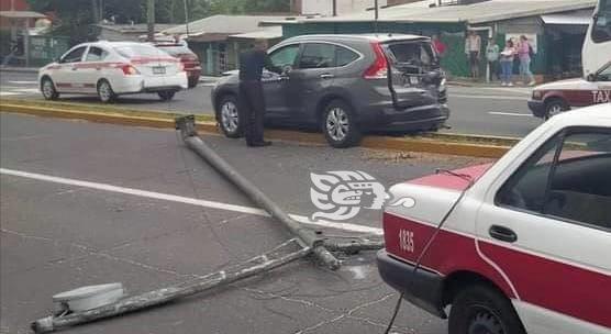 Autobús y camioneta chocan en Orizaba y causan cierre de vialidad