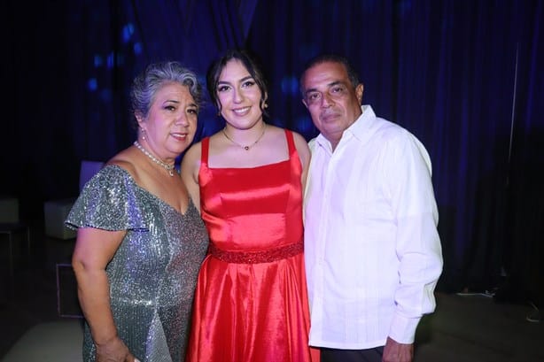 Marian del Rosario Lagunes Rojas disfruta cena baile de graduación