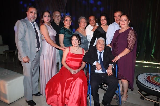 Marian del Rosario Lagunes Rojas disfruta cena baile de graduación