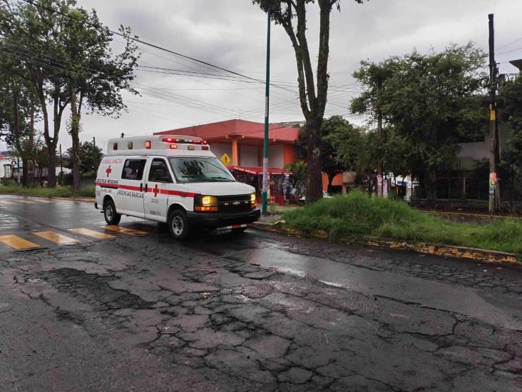 Motociclista derrapa sobre la avenida Villahermosa, en Xalapa