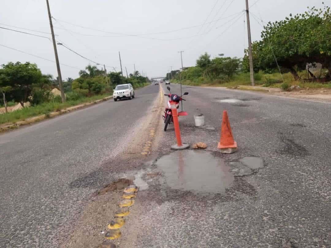 Se autoemplean tapando baches en la carretera 4 carriles 