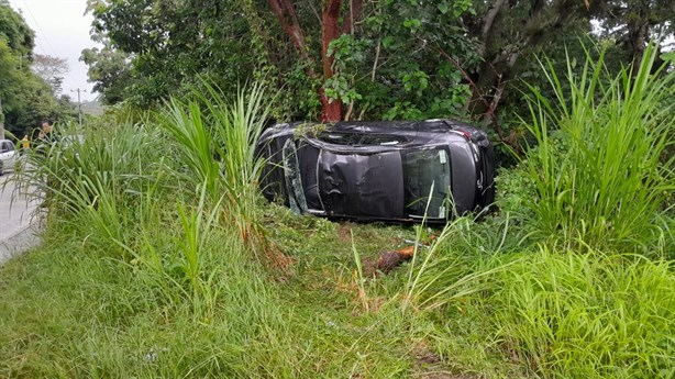 Automovilista se accidenta y vuelca su auto en la carretera Trancas-Coatepec